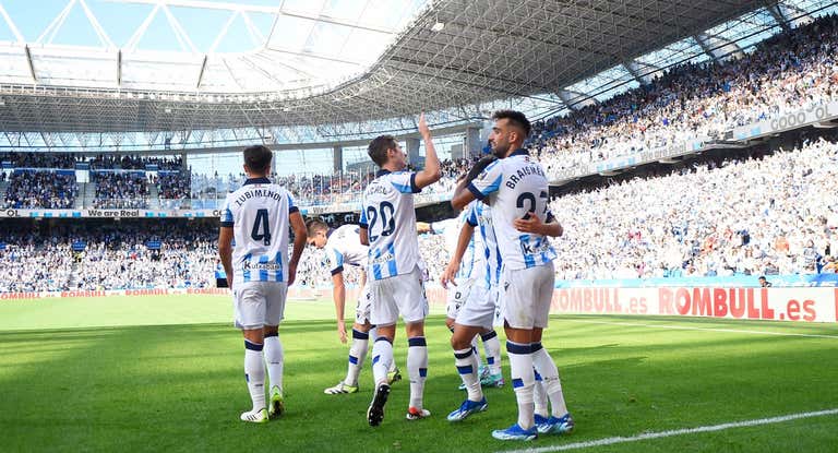 Brais Méndez abraza a Take Kubo tras el único gol de la Real este sábado.