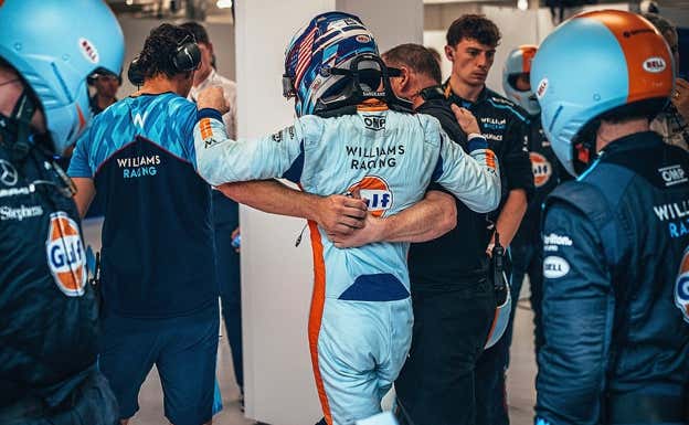 Logan Sargeant se baja de su Williams F1 ayudado por sus mecánicos en el GP de Catar 2023 de F1.  Reuters