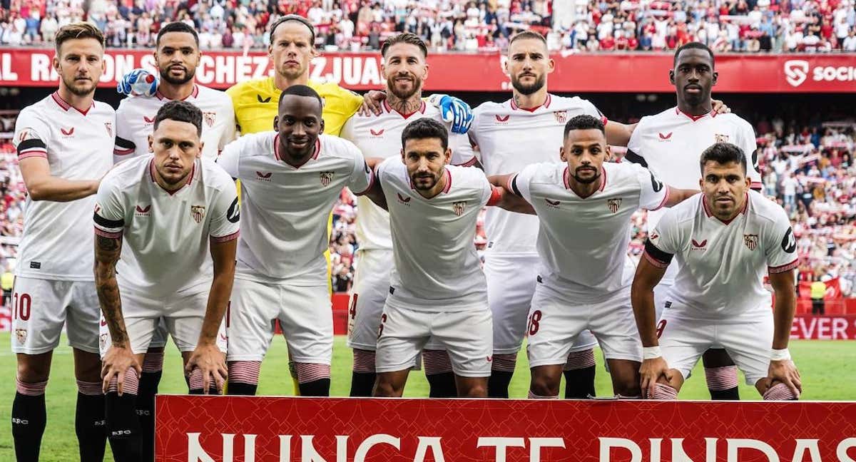 La alineación del Sevilla, con Soumaré arriba en la esquina derecha./SFC