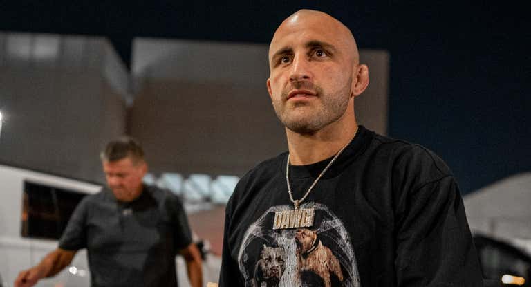 Alexander Volkanovski, entrando al pabellón del UFC 294.
