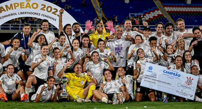 Las jugadoras del Corinthians posan con el trofeo y el cheque del premio en metálico tras ganar la Copa Libertadores 2023.