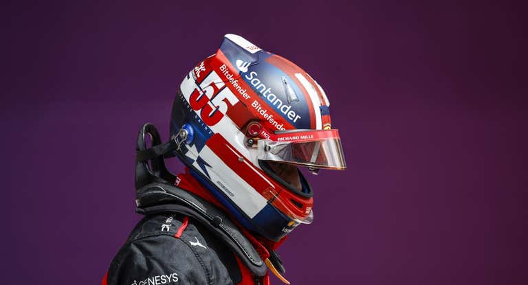 Carlos Sainz, cabizbajo, en el circuito de Las Américas de Austin, con su nuevo casco.