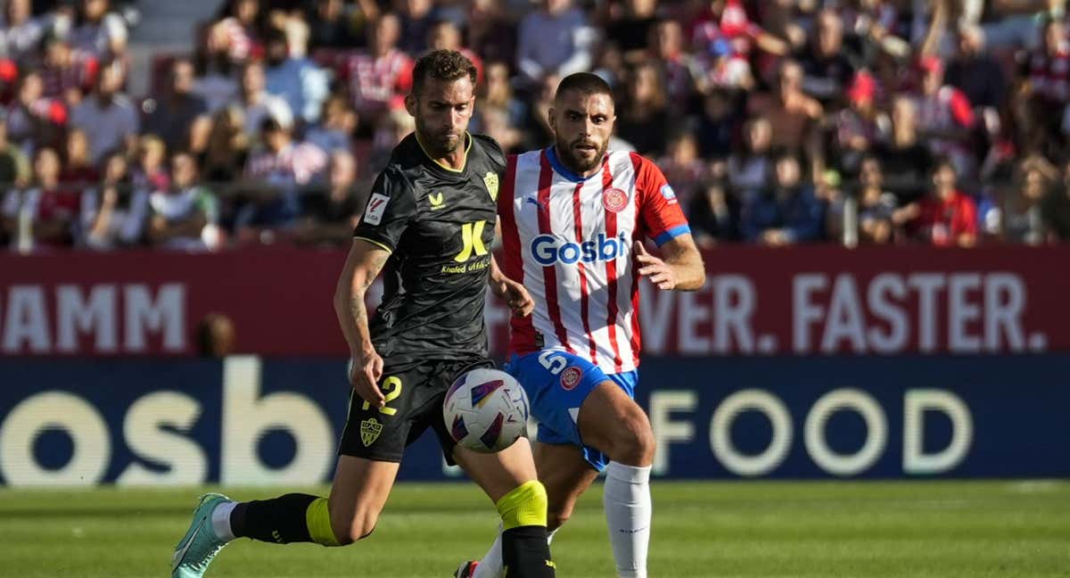 David López, en una jugada con Baptistão.