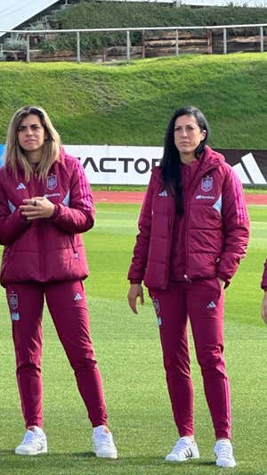 Jenni Hermoso, junto a Misa Rodríguez, durante el acto de la firma del convenio de la Comisión Mixta entre CSD, RFEF y jugadoras.  Relevo