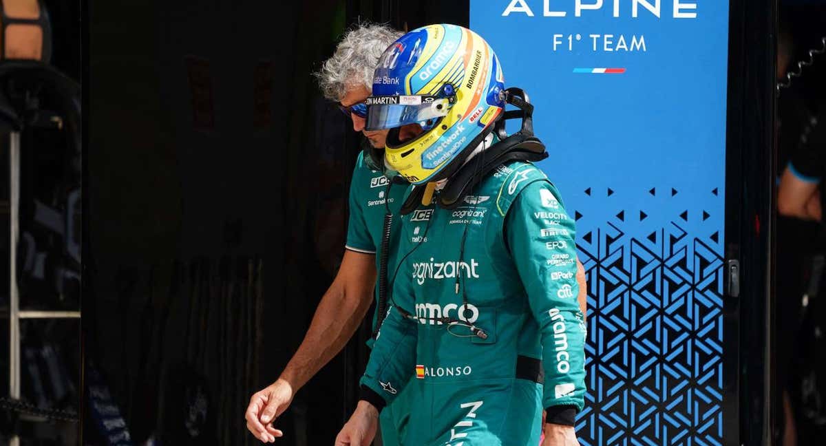Fernando Alonso, cabizbajo, en el último Gran Premio. /AFP