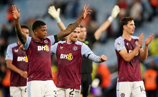 Los futbolistas del Aston Villa celebran la victoria de este domingo. EP