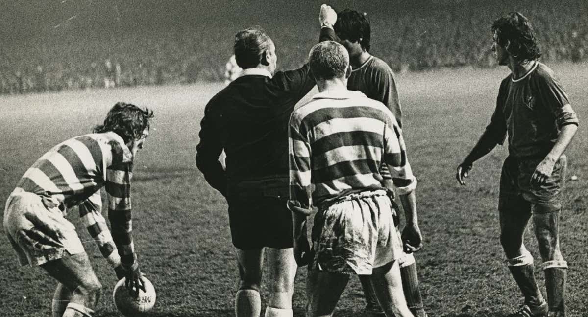 Atlético y Celtic se enfrentan en Escocia, en 1974.