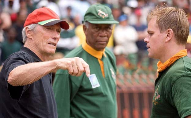 Clint Eastwood dirigiendo a Morgan Freeman y Matt Damon en 'Invictus'. Warner Bros