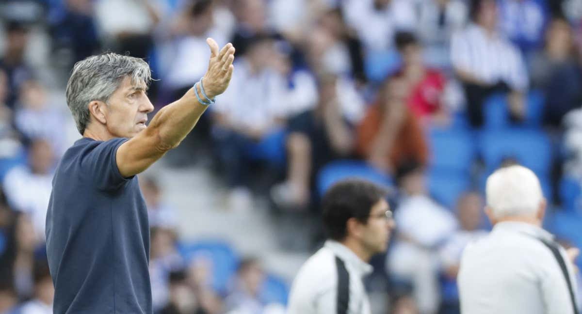 Imanol Alguacil da instrucciones durante el último partido de la Real./EFE