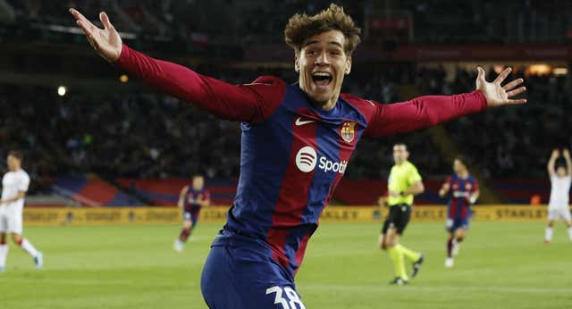 Las horas después de cumplir el sueño de Marc Guiu: mensajes sin contestar, la camiseta de Nico Williams y celebración en familia