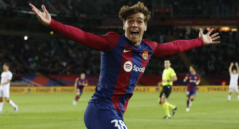 Marc Guiu celebra el tanto de la victoria en el día de su debut.