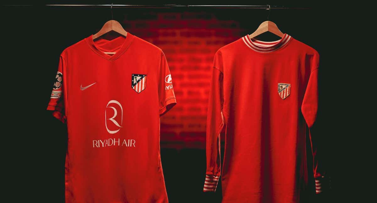 A la izquierda, la camiseta que el Atlético lucirá en Celtic Park el miércoles 25 de octubre de 2023; a la derecha, la que utilizó el 10 de abril de 1974, en la ida de las semifinales de la Copa de Europa. /ATLÉTICO DE MADRID