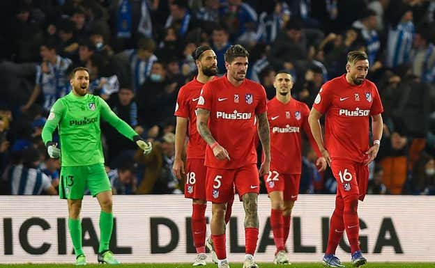 El Atlético de Madrid perdió 2-0 ante la Real Sociedad, vistiendo el uniforme conmemorativo del 75 aniversario, el 19 de enero de 2022.  EFE