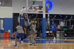 «¡Wemby, Wemby!»: Los Mavs se entrenan con brazos acolchados extralargos para preparar el duelo ante Wembanyama