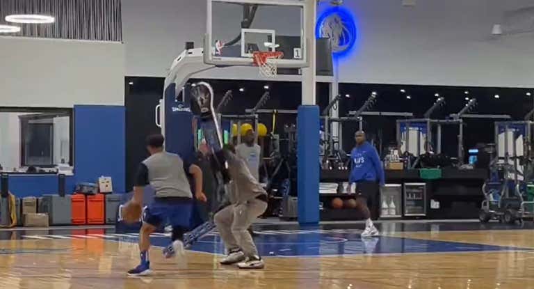 Los brazos extensibles que Dallas utiliza para prepararse contra Wembanyama.