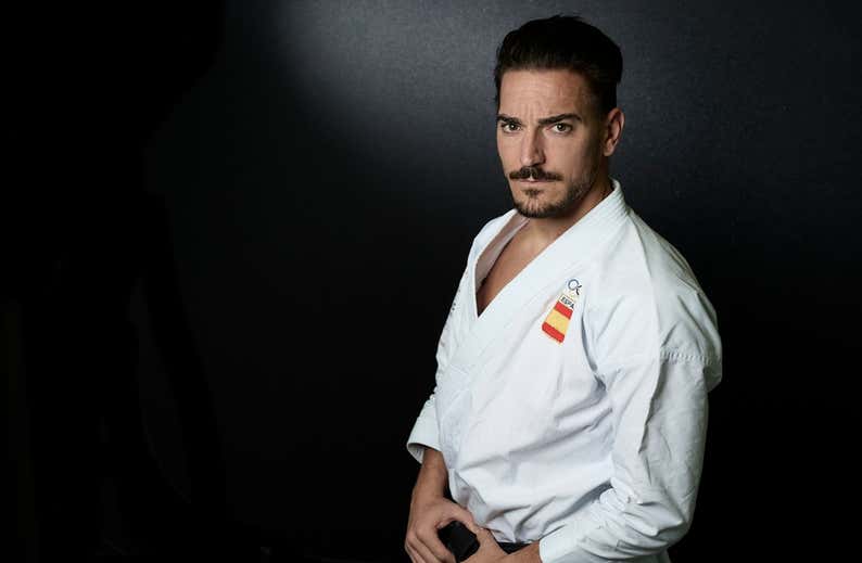 «Cuando empiezas a juntarte más con entrenadores que karatekas, algo pasa»