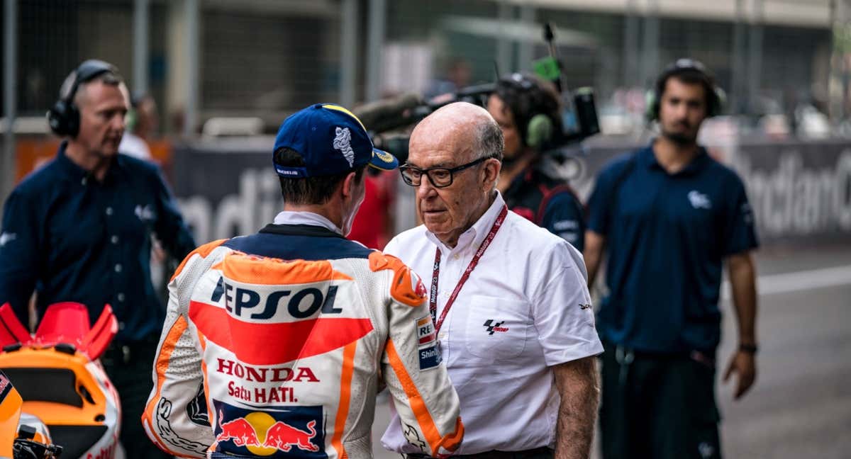 Marc Márquez habla con Carmelo Ezpeleta en el GP de India 2023 de MotoGP.