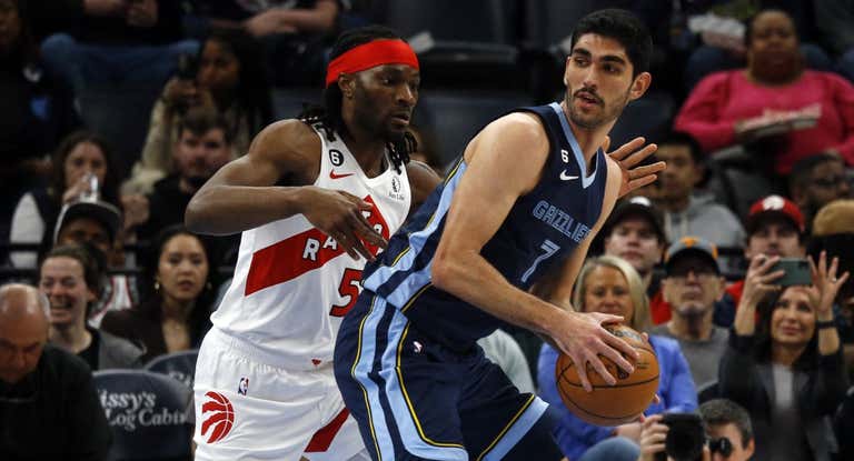 Santi Aldama en un partido contra los Raptors la pasada temporada.