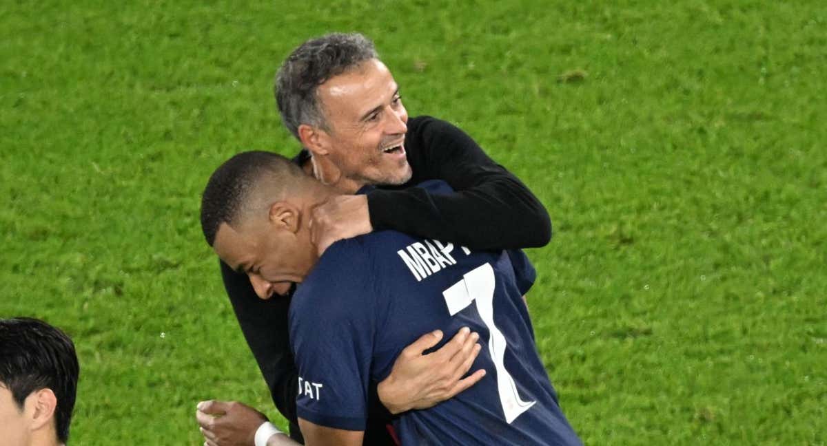 Luis Enrique saluda a Mbappé tras el triunfo. /AFP