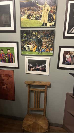 «La silla de los pecadores, ante la fotos de Messi, Guardiola y Cruyff» RELEVO