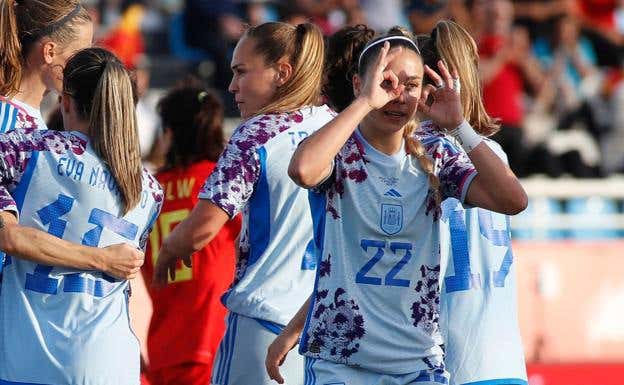 Athenea y su celebración tras marcar contra China. AFP
