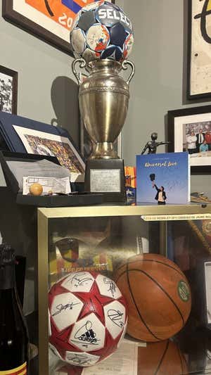 El 'Pichichi' de César y el balón de la Champions de la final de 2011. RELEVO