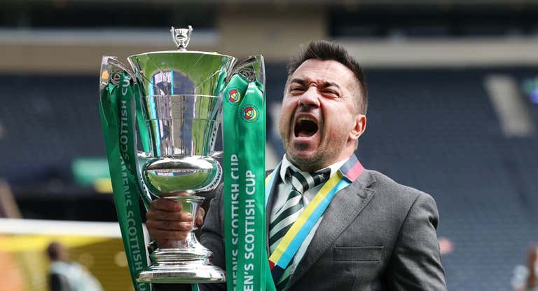 Fran Alonso, técnico español del Celtic femenino, celebra el título de Copa que ganó en Hampden Park ante el Rangers.