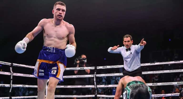 Jon Míguez derriba a Moorcroft durante su penúltimo combate.