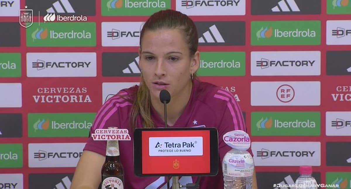 Laia Codina, en rueda de prensa, durante la concentración con la Selección en Las Rozas. /RFEF