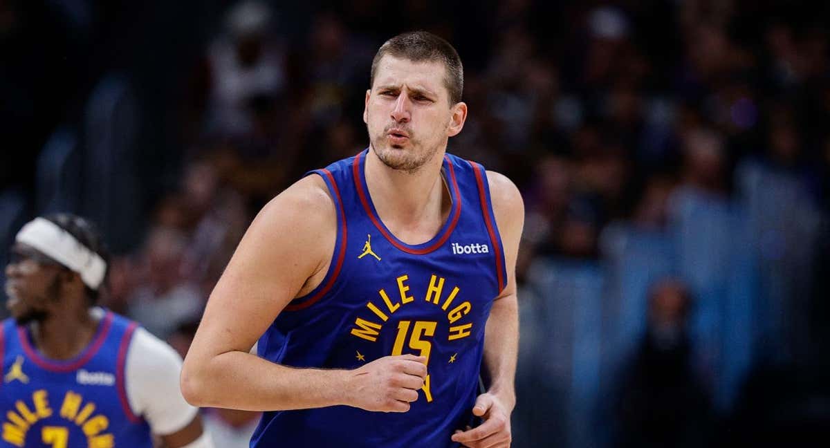 Nikola Jokic resopla tras una canasta en el último cuarto./USA TODAY Sports