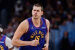 Nikola Jokic luce anillo para demostrar a LeBron James quién es el nuevo rey de la NBA