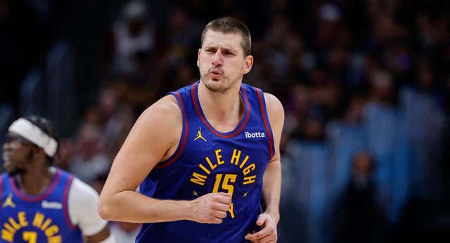 Nikola Jokic luce anillo para demostrar a LeBron James quién es el nuevo rey de la NBA