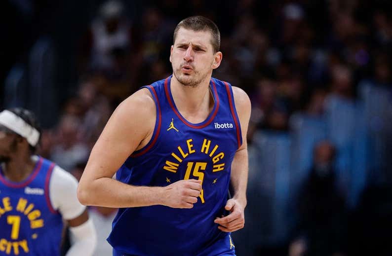 Jokic luce anillo para demostrar a LeBron quién es el nuevo rey de la NBA