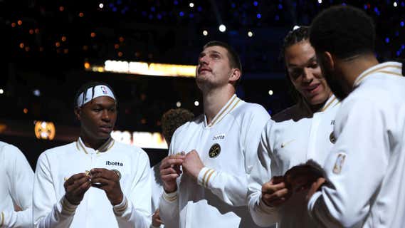Nikola Jokic, emocionado, tras recibir el anillo de campeón en el inicio de la nueva temporada NBA. /GETTY IMAGES/JUSTIN TAFOYA