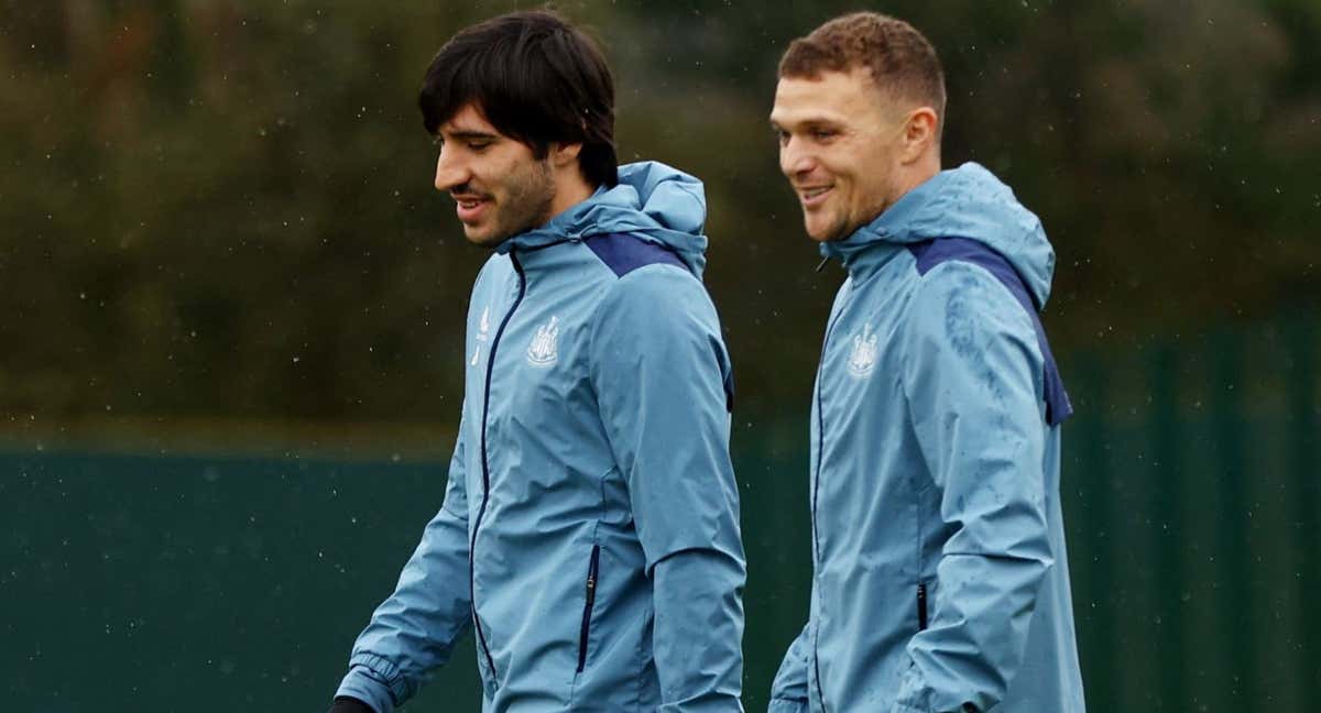 Sandro Tonali en un entrenamiento con Trippier.