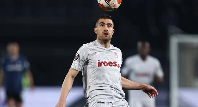 Ángel Haro reconoce que el Betis acelera por un central… con Sokratis como primera opción