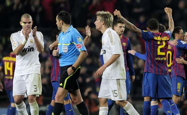 Pepe aplaude a Teixeira Vitienes tras un Clásico de Copa en 2012. AFP