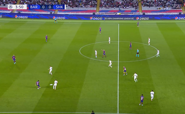 Cancelo filtrando un pase vertical desde la posición de lateral.  WYSCOUT