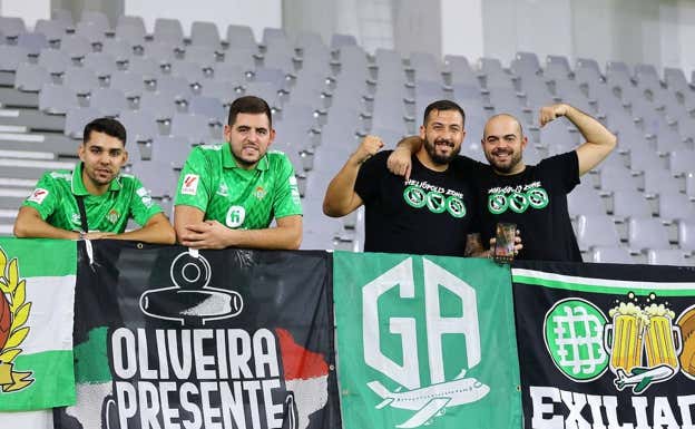 Aficionados del Betis en el Limassol Stadium. EFE