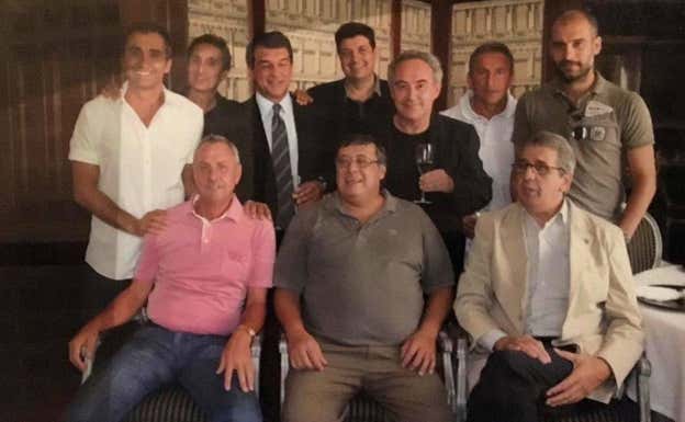 Fermí Puig, en una comida en el restaurante Drolma con Cruyff, Laporta, Guardiola o Begiristain.  INSTAGRAM