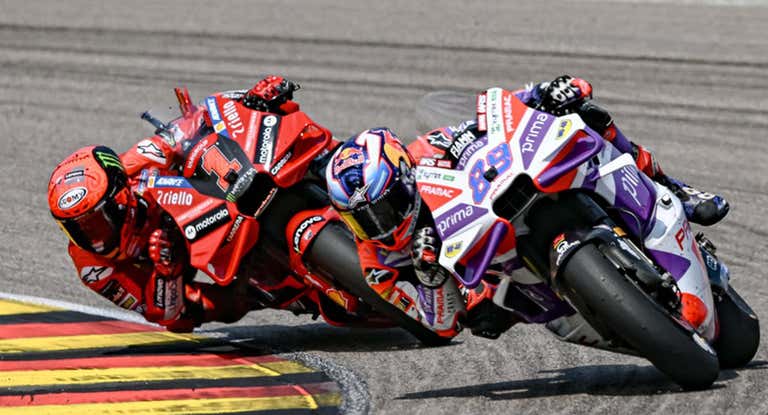 Jorge Martín y Pecco Bagnaia luchando por la victoria.