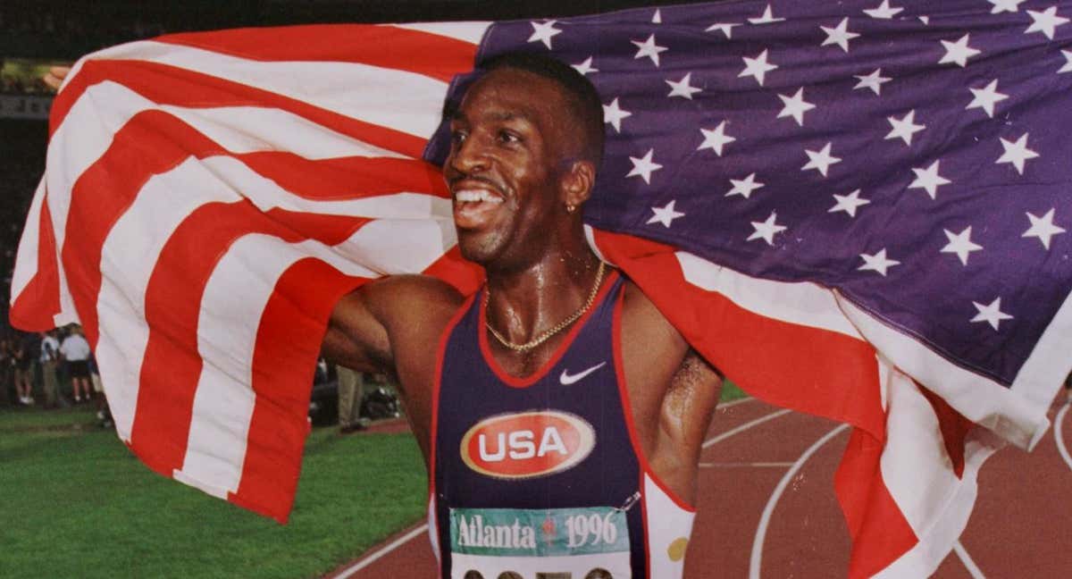 Michael Johnson celebra el oro en los Juegos Olímpicos de Atlanta 1996.