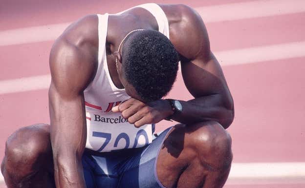 Michael Johnson tras caer eliminado en las semifinales de Barcelona '92. GETTY