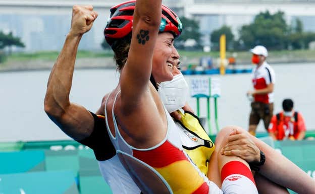 Eva Moral celebra con su entrenador el e bronce en Tokio 2020.  COMITÉ PARALÏMPICO