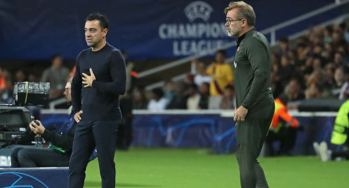 Xavi y Óscar Hernández durante el partido de Champions ante el Shakhtar./AFP