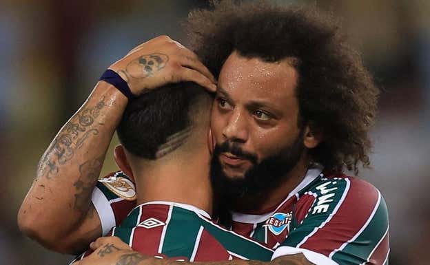 Marcelo durante un partido con Fluminense.  @marcelotwelve