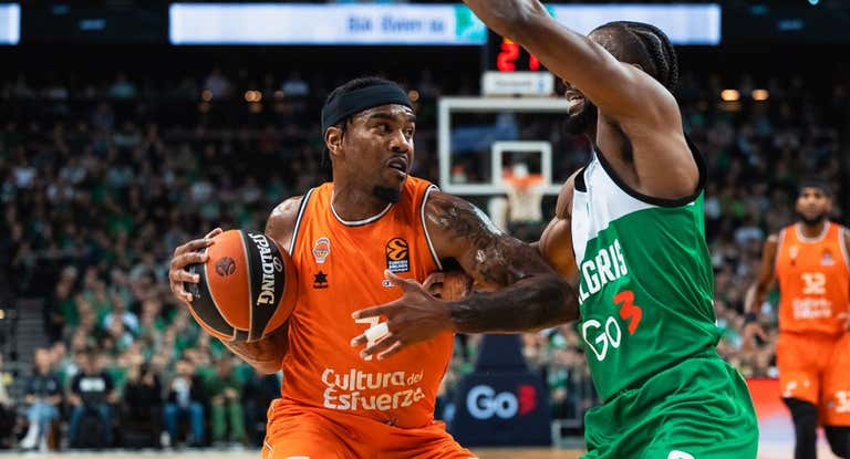 Chris Jones con la bola durante el partido ante Zalgiris.