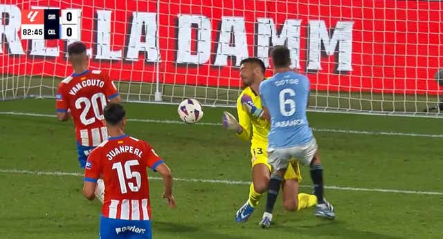 Un nuevo lío arbitral indigna al Celta: ‘A ver si con inspiración divina encontramos una explicación’