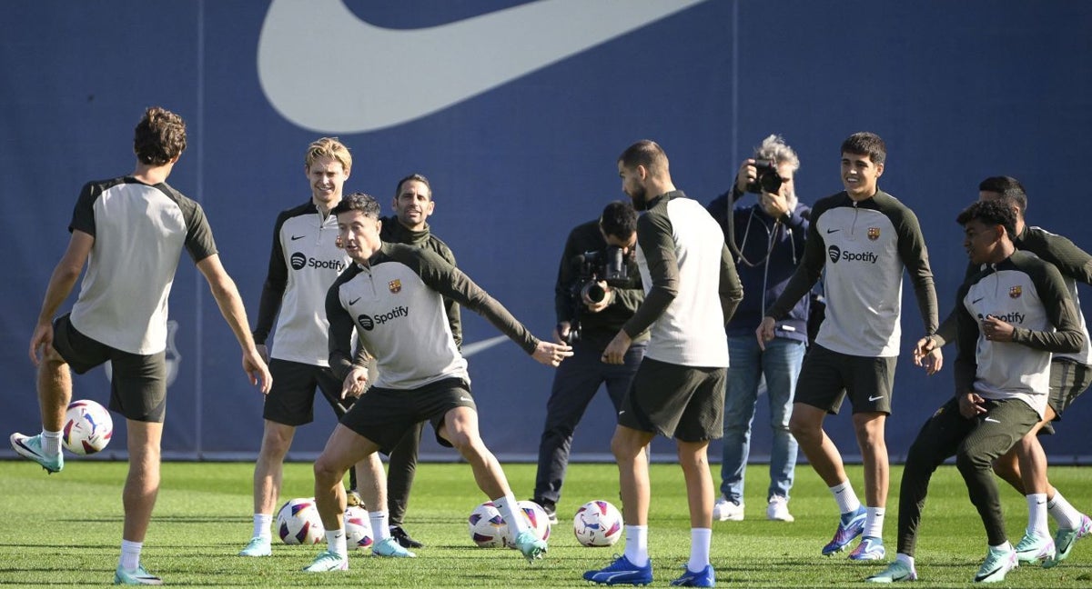Lewandowski y Frenkie de Jong durante el entrenamiento de ayer.