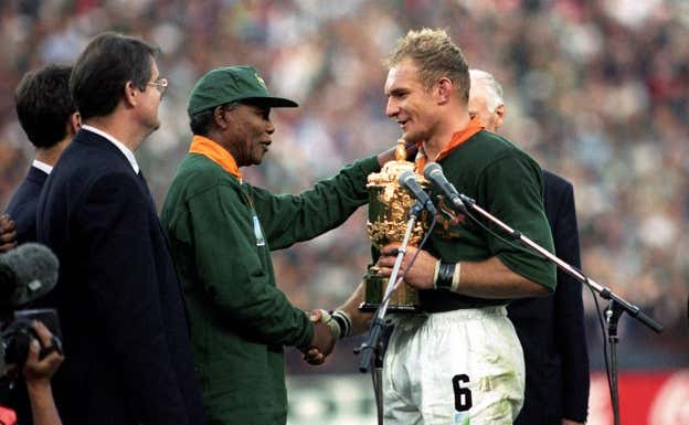 Pienaar saluda a Mandela tras recibir la Copa del Mundo GETTY